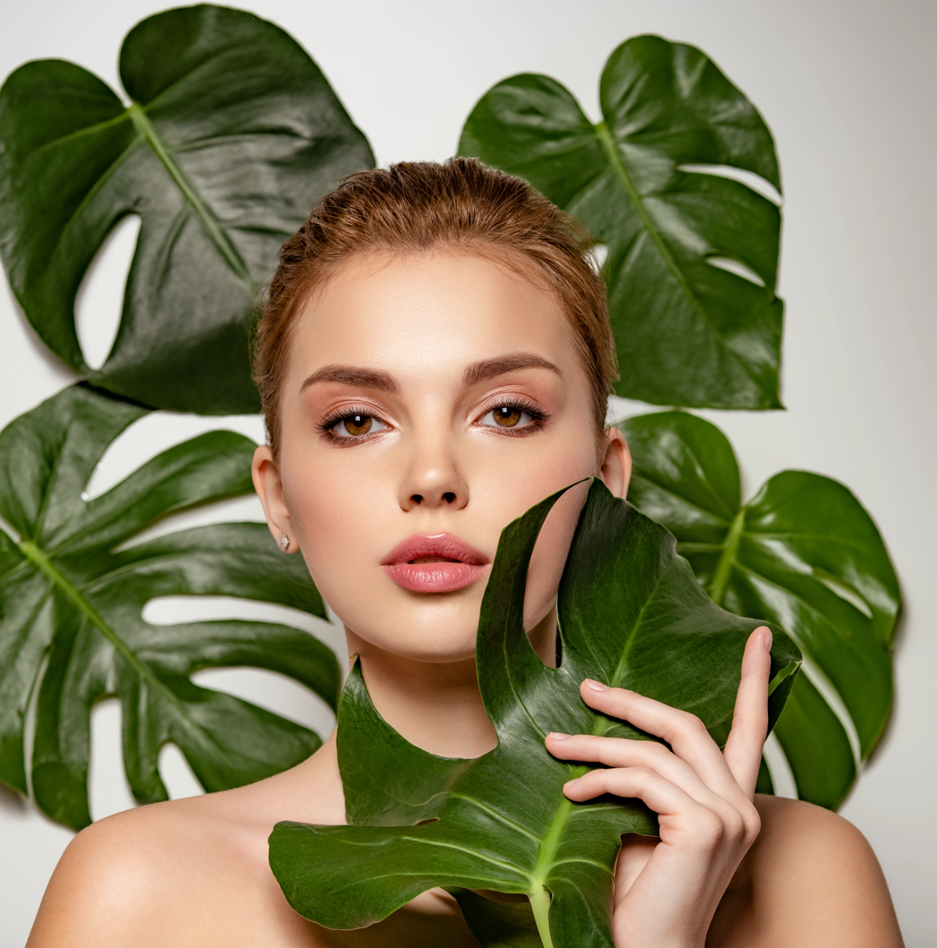 Junge Frau mit strahlender, gepflegter Haut